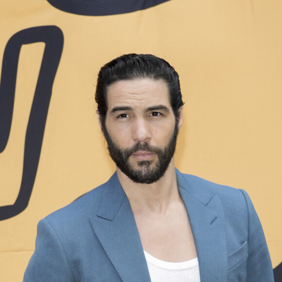 Très sollicité à l'étranger, Tahar Rahim a pris une décision ferme pour sa famille.
Tahar Rahim lors du défilé de mode Homme printemps-été 2023 Louis Vuitton dans la cour Carrée du Louvre à Paris, France, le 23 juin 2022. © Olivier Borde / Bestimage