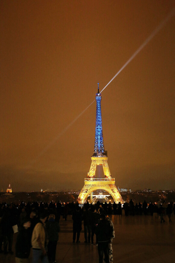 La tour Eiffel s'illumine aux couleurs de l'Ukraine, un an après le début de l'invasion russe à Paris le 23 février 2023.