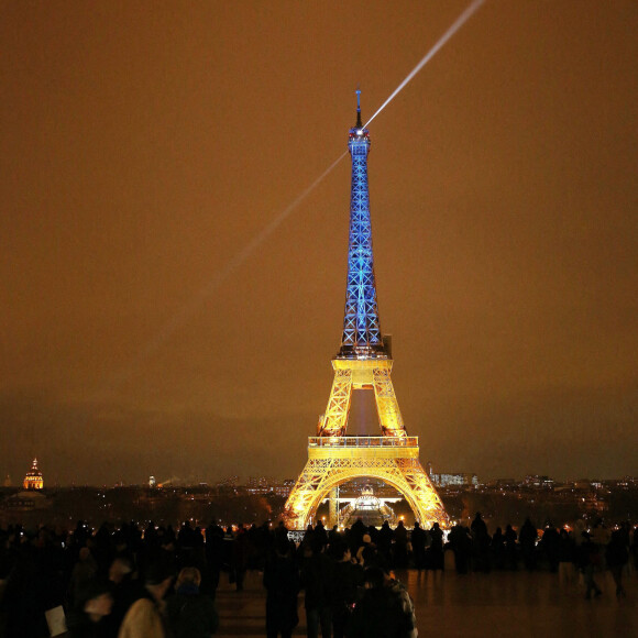 La tour Eiffel s'illumine aux couleurs de l'Ukraine, un an après le début de l'invasion russe à Paris le 23 février 2023.