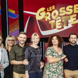 Un cap pour lequel il était extrêmement bien entouré !
Exclusif - Valerie Trierweiler, Christine Bravo, Caroline Diament, Jeanfi Janssens, Chantal Ladesou, Valerie Mairesse, Pablo Mira, Paul El Karhat, Laurent Ruquier, Bernard Mabille - Enregistrement de l'émission "Les Grosses Têtes Prime", présentée par L.Ruquier et diffusée le 2 octobre à 21h05 sur France 2. Les Grosses Têtes vous invitent à une nouvelle soirée placée sous le signe de l'humour, ce samedi. Culture générale, jeux en pagaille, happening en tous genres... L.Ruquier met le paquet pour vous faire passer une soirée que vous n'êtes pas prêts d'oublier ! Comme d'habitude, des invités de haut niveau viendront jouer avec nos Grosses Têtes. © Jack Tribeca / Bestimage 