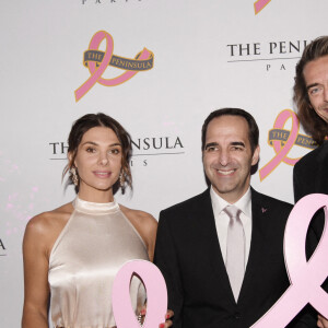 Exclusif - Vincent Pimont (directeur général du Peninsula Paris Hotel), Camille Lacourt et sa compagne Alice Detollenaere - Hotel Peninsula poursuit son engagement dans la lutte contre le cancer du sein à l'occasion de la campagne annuelle mondiale Octobre Rose avec la soirée de gala au profit de l'association "Europa Donna France". Paris, le 29 septembre 2022 © Christophe Clovis-Rachid Bellak / Bestimage 