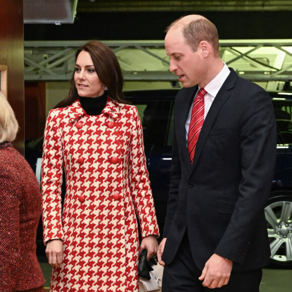 Kate Middleton avait opté pour un manteau-robe Catherine Walker motif pied-de-poule rouge et blanc, les couleurs de l'équipe d'Angleterre 
Le prince William, prince de Galles, et Catherine (Kate) Middleton, princesse de Galles, vont assister au match Pays de Galles vs Angleterreau stade Millennium de Cardiff, le 25 février 2023. Le prince de Galles, patron de la Welsh Rugby Union (WRU), et la princesse de Galles, patron de la Rugby Football Union, assistent à cette rencontre dans le cadre du tournoi des Six nations. 