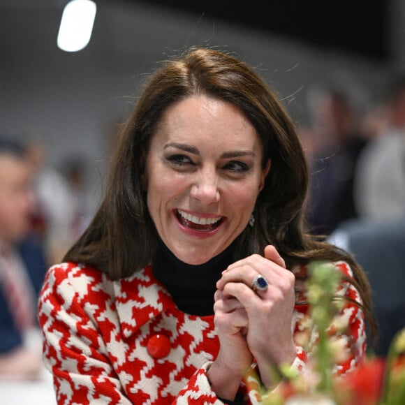 Une tenue parfaite qui pourrait même avoir conduit à la victoire de l'Angleterre... 
Le prince William, prince de Galles, et Catherine (Kate) Middleton, princesse de Galles, rencontrent des joueurs blessés, soutenus par le Welsh Rugby Charitable Trust, avant d'ouvrir officiellement la suite Sir Tasker Watkins, le 25 février 2023. Le prince de Galles, patron de la Welsh Rugby Union (WRU), et la princesse de Galles, patron de la Rugby Football Union, assisteront au match des Six Nations opposant le Pays de Galles à l'Angleterre au stade Millenium.