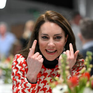 Le prince William, prince de Galles, et Catherine (Kate) Middleton, princesse de Galles, rencontrent des joueurs blessés, soutenus par le Welsh Rugby Charitable Trust, avant d'ouvrir officiellement la suite Sir Tasker Watkins, le 25 février 2023. Le prince de Galles, patron de la Welsh Rugby Union (WRU), et la princesse de Galles, patron de la Rugby Football Union, assisteront au match des Six Nations opposant le Pays de Galles à l'Angleterre au stade Millenium. 