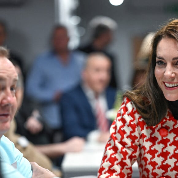 Le prince William, prince de Galles, et Catherine (Kate) Middleton, princesse de Galles, rencontrent des joueurs blessés, soutenus par le Welsh Rugby Charitable Trust, avant d'ouvrir officiellement la suite Sir Tasker Watkins, le 25 février 2023. Le prince de Galles, patron de la Welsh Rugby Union (WRU), et la princesse de Galles, patron de la Rugby Football Union, assisteront au match des Six Nations opposant le Pays de Galles à l'Angleterre au stade Millenium. 