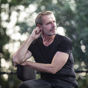 Lambert Wilson sur scène pour le concert piano-chant "Broadway" lors de la première édition du Festival de Toulouse. Le 15 juillet 2022 © Frédéric Maligne / Bestimage