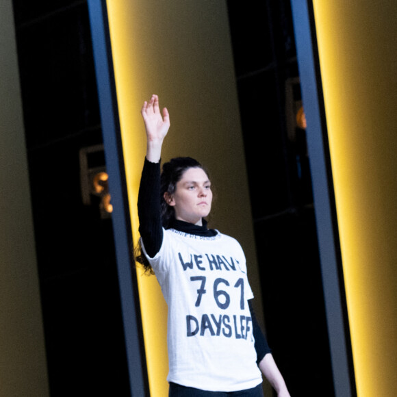 Mais une militante les a interrompus créant un grand moment de gêne. 
Une militante sur le plateau avec un t-shirt We have 761 days left" (Il nous reste 761 jours), Ahmed Sylla, Léa Drucker (robe Chloé, chaussures Louboutin, bijoux Boucheron) - 48ème cérémonie des César à l'Olympia à Paris le 24 février 2023 © Borde / Jacovides / Bestimage 