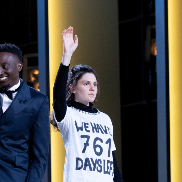 Une militante sur le plateau avec un t-shirt We have 761 days left" (Il nous reste 761 jours), Ahmed Sylla, Léa Drucker (robe Chloé, chaussures Louboutin, bijoux Boucheron) - 48ème cérémonie des César à l'Olympia à Paris le 24 février 2023 © Borde / Jacovides / Bestimage 