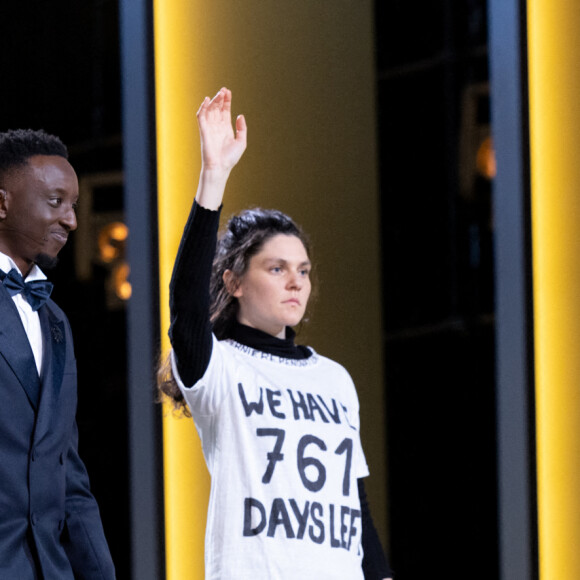 Une militante sur le plateau avec un t-shirt We have 761 days left" (Il nous reste 761 jours), Ahmed Sylla, Léa Drucker (robe Chloé, chaussures Louboutin, bijoux Boucheron) - 48ème cérémonie des César à l'Olympia à Paris le 24 février 2023 © Borde / Jacovides / Bestimage 