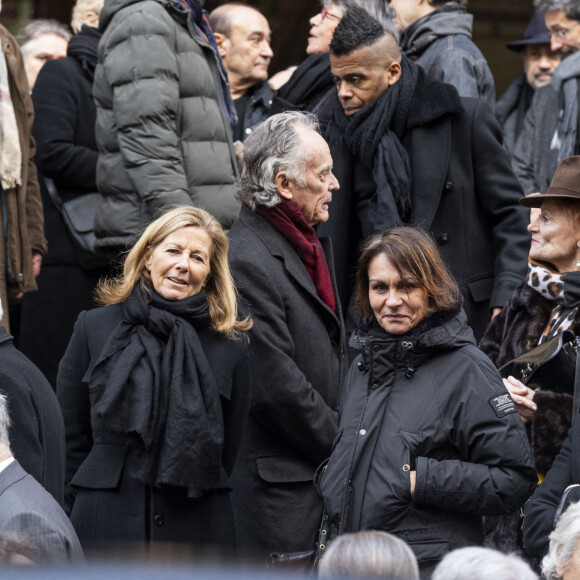 Exclusif - Claire Chazal et Jean-Michel Casadesus (écharpe rouge) - Obsèques de Michaël Denard en l'Eglise Saint-Roch à Paris, le 24 février 2023. L'ancien danseur étoile de l'Opéra de Paris est mort le 17 février d'un cancer généralisé à l'âge de 78 ans. © Pierre Perusseau / Bestimage