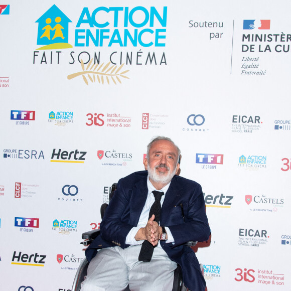 Espérons que cette entrevue fasse son effet et porte ses fruits pour le réalisateur !
Dominique Farrugia - Soirée de gala "Action Enfance fait son cinéma" au Grand Rex à Paris, le 20 septembre 2021. Cette année encore et durant plus de huit mois, les étudiants des plus grandes écoles de cinéma et de réalisation audiovisuelle se sont mobilisés aux côtés de la Fondation ACTION ENFANCE et ont insufflé dans chaque Village d'Enfants et Foyer une dynamique ambitieuse et valorisante pour les enfants et les éducateurs familiaux. 16 courts-métrages étaient présentés sur plus de 180 synopsis originaux et créatifs reçus cette année. Le jury était présidé par le réalisateur et producteur D.Farrugia. Ils ont tous été particulièrement émus et touchés par le travail de ces enfants, et aussi impressionnés par la qualité des films proposés. En France, depuis plus de 60 ans, Action Enfance a pour mission de protéger l'enfance. La Fondation accueille, protège et éduque des frères et soeurs en danger, de la petite enfance à la vie adulte. Elle offre à ces enfants, séparés de leurs parents sur décision du juge des enfants, un cadre stable, éducatif et protecteur, afin de les aider à mieux grandir et s'insérer dans la société. © Pierre Perusseau/Bestimage