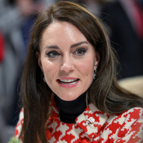 Le prince William, prince de Galles, et Catherine (Kate) Middleton, princesse de Galles, rencontrent des joueurs blessés, soutenus par le Welsh Rugby Charitable Trust, avant d'ouvrir officiellement la suite Sir Tasker Watkins, le 25 février 2023. Le prince de Galles, patron de la Welsh Rugby Union (WRU), et la princesse de Galles, patron de la Rugby Football Union, assisteront au match des Six Nations opposant le Pays de Galles à l'Angleterre au stade Millenium. 