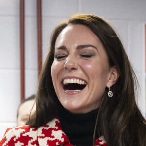 Le prince William, prince de Galles, et Catherine (Kate) Middleton, princesse de Galles, rencontrent des joueurs blessés, soutenus par le Welsh Rugby Charitable Trust, avant d'ouvrir officiellement la suite Sir Tasker Watkins, le 25 février 2023. Le prince de Galles, patron de la Welsh Rugby Union (WRU), et la princesse de Galles, patron de la Rugby Football Union, assisteront au match des Six Nations opposant le Pays de Galles à l'Angleterre au stade Millenium. 