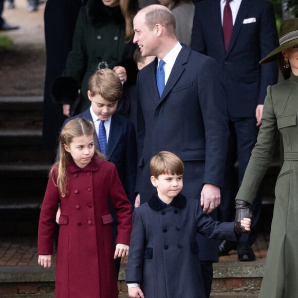 Charlotte et Louis resteront sûrement avec leur mère Kate Middleton pendant ce temps-là.
Le prince William, prince de Galles, Catherine (Kate) Middleton, princesse de Galles, le prince George de Galles, la princesse Charlotte de Galles, et le prince Louis de Galles - La famille royale d'Angleterre assiste au service religieux de Noël à l'église St Mary Magdalene à Sandringham, Norfolk, Royaume Uni, le 25 décembre 2022. 