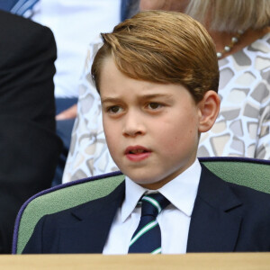 Le petit garçon est très discret pour le moment, derrière ses frères et soeurs. 
Le prince William, duc de Cambridge, et Catherine (Kate) Middleton, duchesse de Cambridge, avec le prince George de Cambridge dans les tribunes de la finale du tournoi de Wimbledon, le 10 juillet 2022. © Ray Tang/Zuma Press/Bestimage 