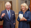 Les petits-enfants de Camilla seront eux aussi mis en avant. 
Le roi Charles III d'Angleterre et Camilla Parker Bowles, reine consort d'Angleterre, organisent une réception pour célébrer le deuxième anniversaire de "The Reading Room"à Clarence House à Londres, le 23 février 2023. 