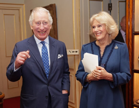 Les petits-enfants de Camilla seront eux aussi mis en avant. 
Le roi Charles III d'Angleterre et Camilla Parker Bowles, reine consort d'Angleterre, organisent une réception pour célébrer le deuxième anniversaire de "The Reading Room"à Clarence House à Londres, le 23 février 2023. 