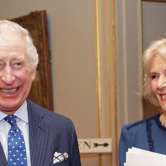 Les petits-enfants de Camilla seront eux aussi mis en avant. 
Le roi Charles III d'Angleterre et Camilla Parker Bowles, reine consort d'Angleterre, organisent une réception pour célébrer le deuxième anniversaire de "The Reading Room"à Clarence House à Londres, le 23 février 2023. 