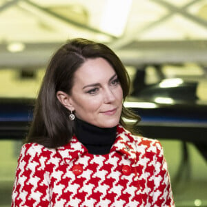 Un événement pour lequel Kate avait ressorti une tenue du placard : une robe-manteau à l'impirmé pied-de-poule rouge et blanc qu'elle avait déjà porté en 2018 pour une visite à Stockholm en Suède
Le prince William, prince de Galles, et Catherine (Kate) Middleton, princesse de Galles, vont assister au match Pays de Galles vs Angleterreau stade Millennium de Cardiff, le 25 février 2023. Le prince de Galles, patron de la Welsh Rugby Union (WRU), et la princesse de Galles, patron de la Rugby Football Union, assistent à cette rencontre dans le cadre du tournoi des Six nations. 