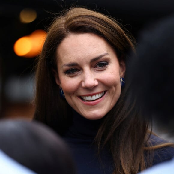 Catherine (Kate) Middleton, princesse de Galles, après sa visite à l'Oxford House Nursing Home à Slough, Royaume Uni, le 21 février 2023, pour rencontrer le personnel et les résidents et découvrir comment la prestation de soins de haute qualité axés sur le patient est au centre du travail de la maison. Oxford House est une maison de retraite familiale qui a ouvert ses portes aux résidents en 1980. 