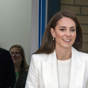 Catherine (Kate) Middleton, princesse de Galles, lors d'une visite au Landau Forte College, à Derby, Royaume Uni, le 8 février 2023, pour célébrer le retour du capitaine Preet Chandi de son expédition en solo à travers l'Antarctique. 