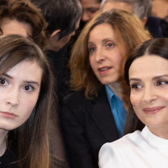 Une cérémonie à laquelle Juliette Binoche s'est rendue avec sa fille Hannah, née de son couple avec Benoît Magimel.
Juliette Binoche et sa fille Hannah - Arrivées à la 48ème cérémonie des César à l'Olympia à Paris le 24 février 2023. © Olivier Borde / Dominique Jacovides / Bestimage