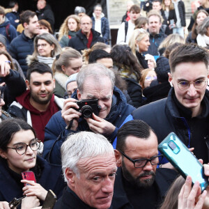 Didier Deschamps, parrrain de l'operation, pose pour un selfie dans la foule. Pesée de toute la monnaie récoltée dans les fameuses tirelires pour clôturer de l'Opération Pièces Jaunes 2023 sur la place du théâtre à Lille, France, ce vendredi 3 février 2023 après presque un mois de collecte national. L'événement a commencé à 14h et un point presse en présence des représentants de la Fondation des Hôpitaux et de la Mairie de Lille aura lieu à 15h sous la forme d'un micro-tendu. Sur place, vous pourrez suivre les différentes animations, parmi lesquelles la pesée des pièces récoltées pendant l'opération, des séances photos devant les tirelires géantes, des animations d'associations lilloises et des concerts d'artistes nationaux. © Claude Dubourg/Bestimage
