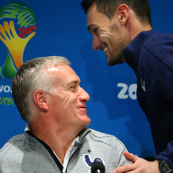 Le capitaine des Bleus lors de la dernière Coupe du monde a surpris avec son vote, puisqu'il n'a pas placé Didier Deschamps en première position

Didier Deschamps, Hugo Lloris - Conférence presse de l'équipe de France à Rio de Janeiro au Brésil avant leur rencontre contre l'Allemagne an quart de finale de la coupe du monde.