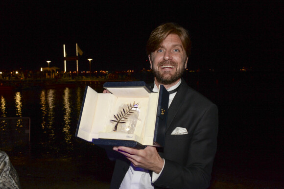 Exclusif - Ruben Östlund avec sa Palme d'Or (pour le film "The Square") - Soirée de clôture du 70ème Festival International du Film de Cannes sur la plage de l'Hôtel Majestic Barrière. Le 28 mai 2017