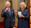Cela fait très longtemps que le roi Charles n'est pas venu en France.
Le roi Charles III d'Angleterre et Camilla Parker Bowles, reine consort d'Angleterre, organisent une réception pour célébrer le deuxième anniversaire de "The Reading Room"à Clarence House à Londres, le 23 février 2023.