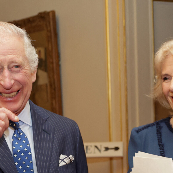 Cela fait très longtemps que le roi Charles n'est pas venu en France.
Le roi Charles III d'Angleterre et Camilla Parker Bowles, reine consort d'Angleterre, organisent une réception pour célébrer le deuxième anniversaire de "The Reading Room"à Clarence House à Londres, le 23 février 2023.