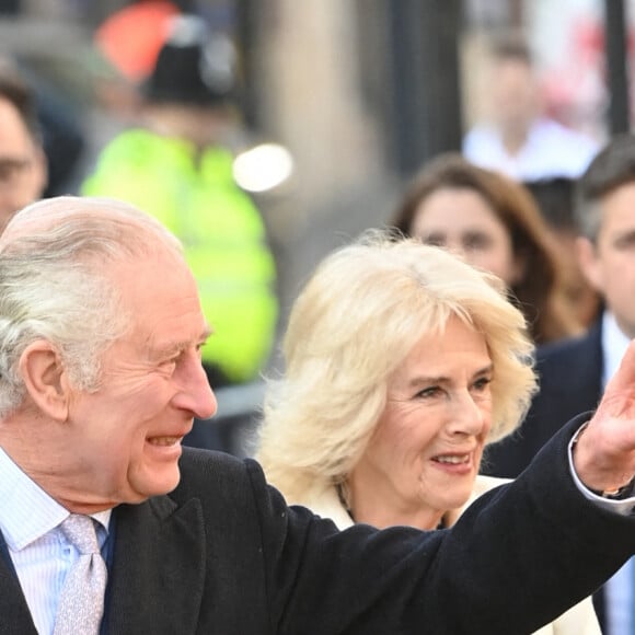 Le roi Charles III d'Angleterre et Camilla Parker Bowles, reine consort d'Angleterre, lors d'une visite sur Brick Lane à Londres, Royaume Uni, le 8 février 2023, pour rencontrer des organismes de bienfaisance et des entreprises au coeur de la communauté bangladaise britannique, et des personnes qui étaient activement impliquées dans le mouvement antiraciste de les années 1960 et 1970. 