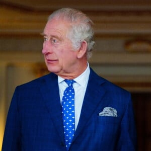 Le roi Charles III d'Angleterre et Camilla Parker Bowles, reine consort d'Angleterre, rencontrent des survivants lors de la Journée internationale de commémoration de l'Holocauste au palais de Buckingham, le 27 janvier 2023. Le couple royal s'est entretenu avec Amouna Adamlight, survivante du génocide du Darfour, et le Dr Martin Stern, un survivant de l'Holocauste. © Avalon / Panoramic / Bestimage 