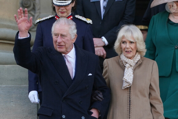 Le roi Charles III d'Angleterre en compagnie de Camilla Parker Bowles, reine consort d'Angleterre, est accueilli à sa descente du train royal à son arrivée à la gare Victoria Station à Manchester, le 20 janvier 2023. 
