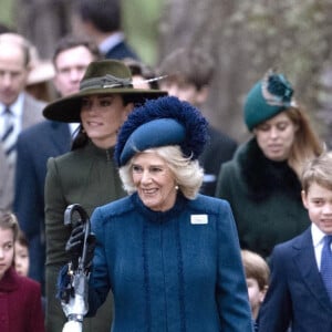 Le prince William, prince de Galles, Catherine (Kate) Middleton, princesse de Galles, le prince George de Galles, la princesse Charlotte de Galles, le roi Charles III d'Angleterre et Camilla Parker Bowles, reine consort d'Angleterre - La famille royale d'Angleterre assiste au service religieux de Noël à l'église St Mary Magdalene à Sandringham, Norfolk, Royaume Uni, le 25 décembre 2022. 