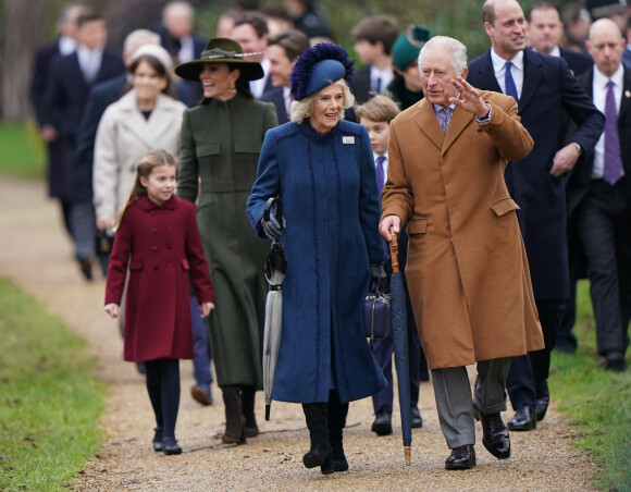 Deux mois avant le couronnement, cela sera le premier voyage à l'étranger du roi. 
La famille royale d'Angleterre assiste au service religieux de Noël à l'église St Mary Magdalene à Sandringham, Norfolk le 25 décembre 2022. 