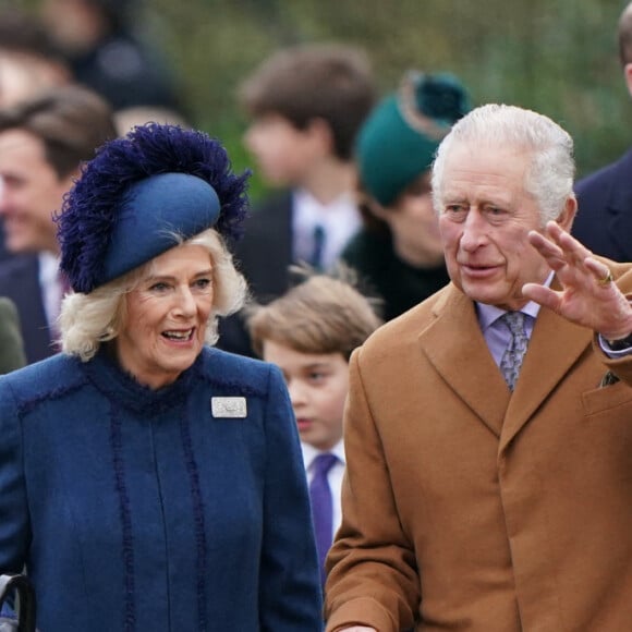 Deux mois avant le couronnement, cela sera le premier voyage à l'étranger du roi. 
La famille royale d'Angleterre assiste au service religieux de Noël à l'église St Mary Magdalene à Sandringham, Norfolk le 25 décembre 2022. 