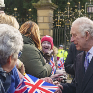 Le roi Charles III d'Angleterre et Camilla Parker Bowles, reine consort d'Angleterre, assisteent à une célébration à l'église St Giles pour marquer que Wrexham devient une ville, Royaume Uni, le 9 décembre 2022. 