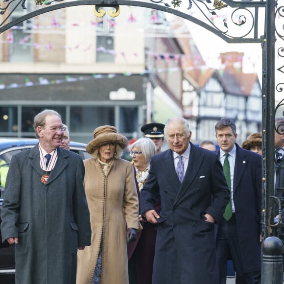Le roi Charles III d'Angleterre et Camilla Parker Bowles, reine consort d'Angleterre, assisteent à une célébration à l'église St Giles pour marquer que Wrexham devient une ville, Royaume Uni, le 9 décembre 2022. 