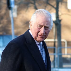 Le roi Charles III d'Angleterre et Camilla Parker Bowles, reine consort d'Angleterre, visitent la banque alimentaire "London's Community Kitchen" à Harrow dans la banlieue de Londres, le 15 décembre 2022. A cette occasion, le couple royal a rencontré des étudiants et des bénévoles et a visité les installations, y compris le marché des surplus alimentaires, l'école de cuisine et le Kind Cafe. 