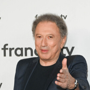 Michel Drucker au photocall pour la conférence de presse de rentrée de France TV à la Grande Halle de la Villette à Paris, France, le 6 juillet 2022. © Coadic Guirec/Bestimage