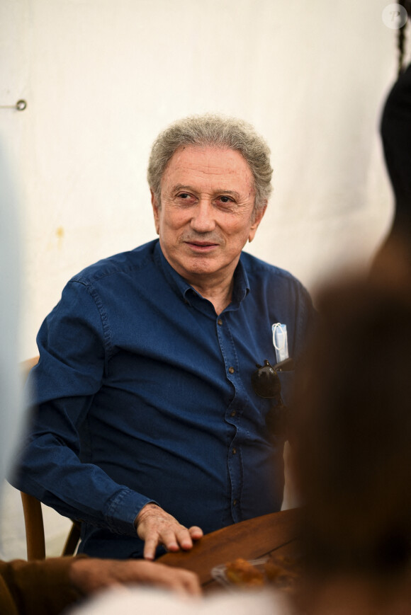 Exclusif - Michel Drucker - Festival des Livres et des Artistes organisé par l'association "Lecture pour Tous" engagée dans la lutte contre l'illettrisme au Mail Branly à Paris le 2 juillet 2022. © Pierre Perusseau / Jack Tribeca / Bestimage