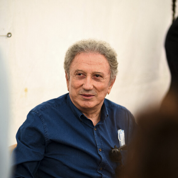 Exclusif - Michel Drucker - Festival des Livres et des Artistes organisé par l'association "Lecture pour Tous" engagée dans la lutte contre l'illettrisme au Mail Branly à Paris le 2 juillet 2022. © Pierre Perusseau / Jack Tribeca / Bestimage