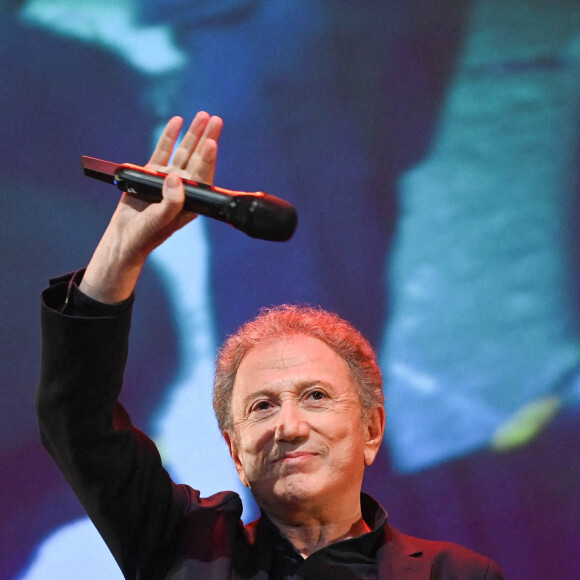 Dans son livre intitulé De la lumière à l'oubli, Michel Drucker se confie comme jamais.
Exclusif - Michel Drucker - Soirée du 20ème anniversaire de la chaîne Mélody TV à l'Olympia de Paris le 8 juin 2022. Depuis 20 ans, retrouvez les plus grands moments de la télévision dans des émissions de variétés incontournables, des concerts mythiques, des documentaires rares, des plages de clips collector. La chaîne Melody c'est aussi une expertise de la musique à travers ses émissions, les experts de la chanson française et internationale vous dévoilent les petits secrets des légendes de la musique. Melody a fait le choix éditorial de mettre en avant le patrimoine de la variété française, des premiers tubes d'une multitude d'artistes. © Coadic Guirec - Giancarlo Gorassini/Bestimage