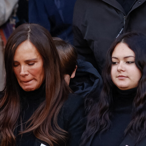 Et tous les membres ont forcément eu une pensée pour lui ce jeudi 2 mars, notamment sa veuve Nathalie Marquay et sa fille Lou Pernaut.
Nathalie Marquay-Pernaut et sa fille Lou - Sorties des obsèques de Jean-Pierre Pernaut en la Basilique Sainte-Clotilde à Paris, France le 9 mars 2022. © Aurelien Morissard/Panoramic/Bestimage 