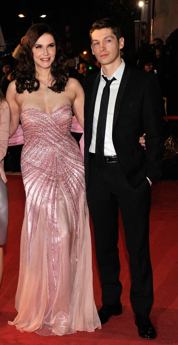 Le duo glamour a vingt années d'écart, une différence invisible aux yeux du coeur
Alessandra Martines et Cyril Descours lors des NRJ Music Awards à Cannes, France, 28 janvier 2012
