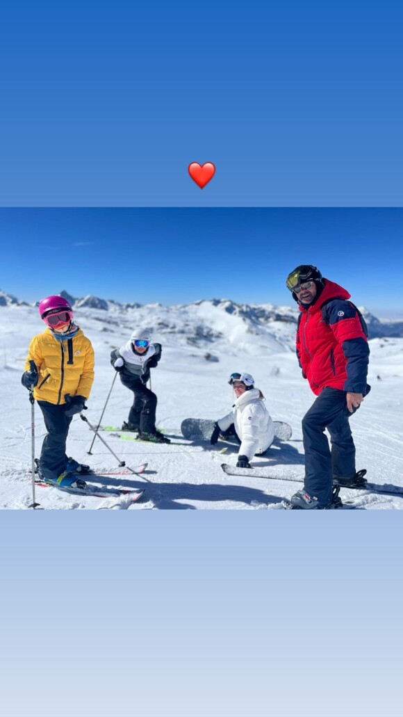 Jamel Debbouze est actuellement en vacances à la montagne avec sa petite famille.
Jamel Debbouze en famille au ski. Instagram. Le 5 mars 2023.