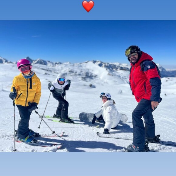 Jamel Debbouze est actuellement en vacances à la montagne avec sa petite famille.
Jamel Debbouze en famille au ski. Instagram. Le 5 mars 2023.