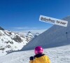 C'est son épouse, Mélissa Theuriau, qui révèle leur lieu de villégiature... la station de l'Alpe d'Huez.
Jamel Debbouze et Mélissa Theuriau en vacances au ski avec les enfants.