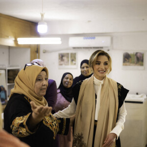 La reine Rania de Jordanie visite le centre social pour femmes "Ghor Al Safi" à Kerak en Jordanie le 22 février 2023. 